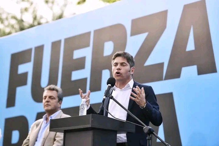 YaninaBasseok's tweet photo. Cierre de campaña en #SanMartín junto a @Kicillofok y nuestros candidatos de #FuerzaPatria.
Milei dice que “lo peor ya pasó”, pero la realidad es que las empresas cierran, los comercios no venden y las familias no llegan a fin de mes.
¡Vamos #FuerzaPatria! 🇦🇷 https://t.co/Z6k0bcOkIi