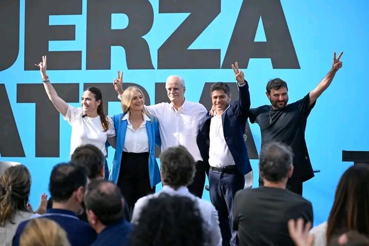 YaninaBasseok's tweet photo. Cierre de campaña en #SanMartín junto a @Kicillofok y nuestros candidatos de #FuerzaPatria.
Milei dice que “lo peor ya pasó”, pero la realidad es que las empresas cierran, los comercios no venden y las familias no llegan a fin de mes.
¡Vamos #FuerzaPatria! 🇦🇷 https://t.co/Z6k0bcOkIi
