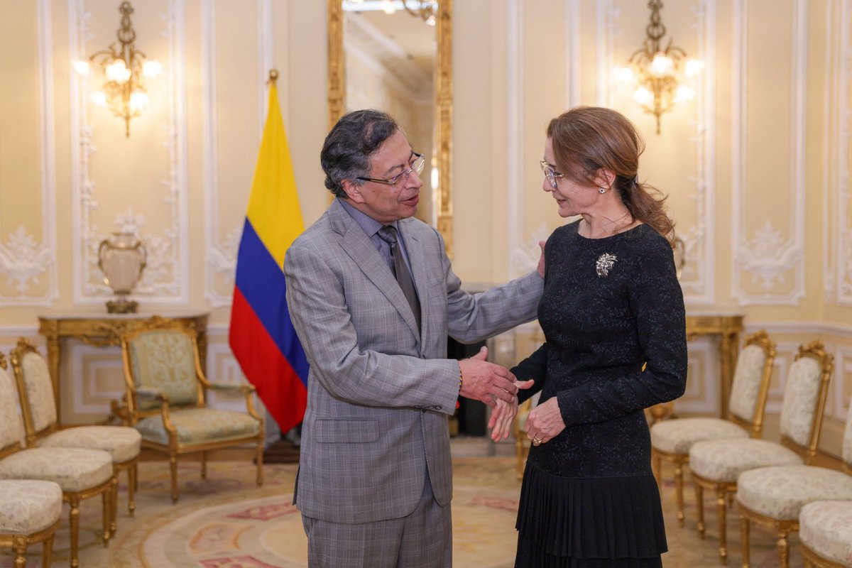 De nuevo, el Presidente @PetroGustavo con un gesto innecesario. 

¿Por qué esa manía de tocar el hombro, el brazo o la espalda en un acto protocolario?  Gesto que resulta incómodo e invade el espacio personal.

Con la Embajadora de la República de Polonia, señora Barbara