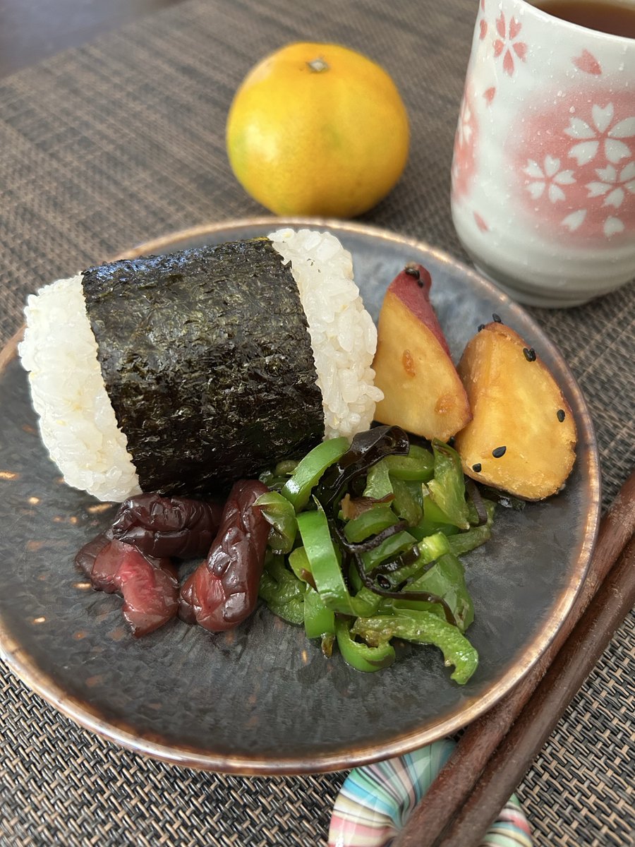 Good morning friends.

I ended up leaving the house late.

And I’m in traffic jam.
It’s awful…

Today’s breakfast 
“Onigiri &amp; leftovers from obento”

Have a great Friday everyone🍀

#japanesefood 
#homecooking