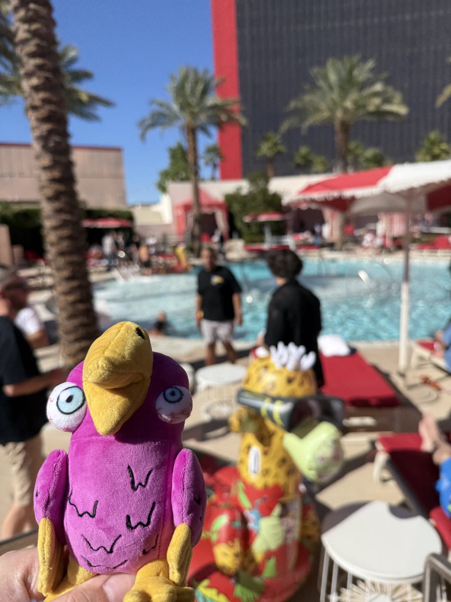 Last chance to grab your @BoredCloset Parrot Plushie in the official ApeFest Merch Shop 🦜