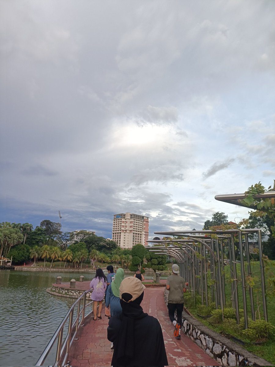 nibzbabs's tweet image. The lake in front of my campus is surprisingly big and so pretty 🦢🫶🏻