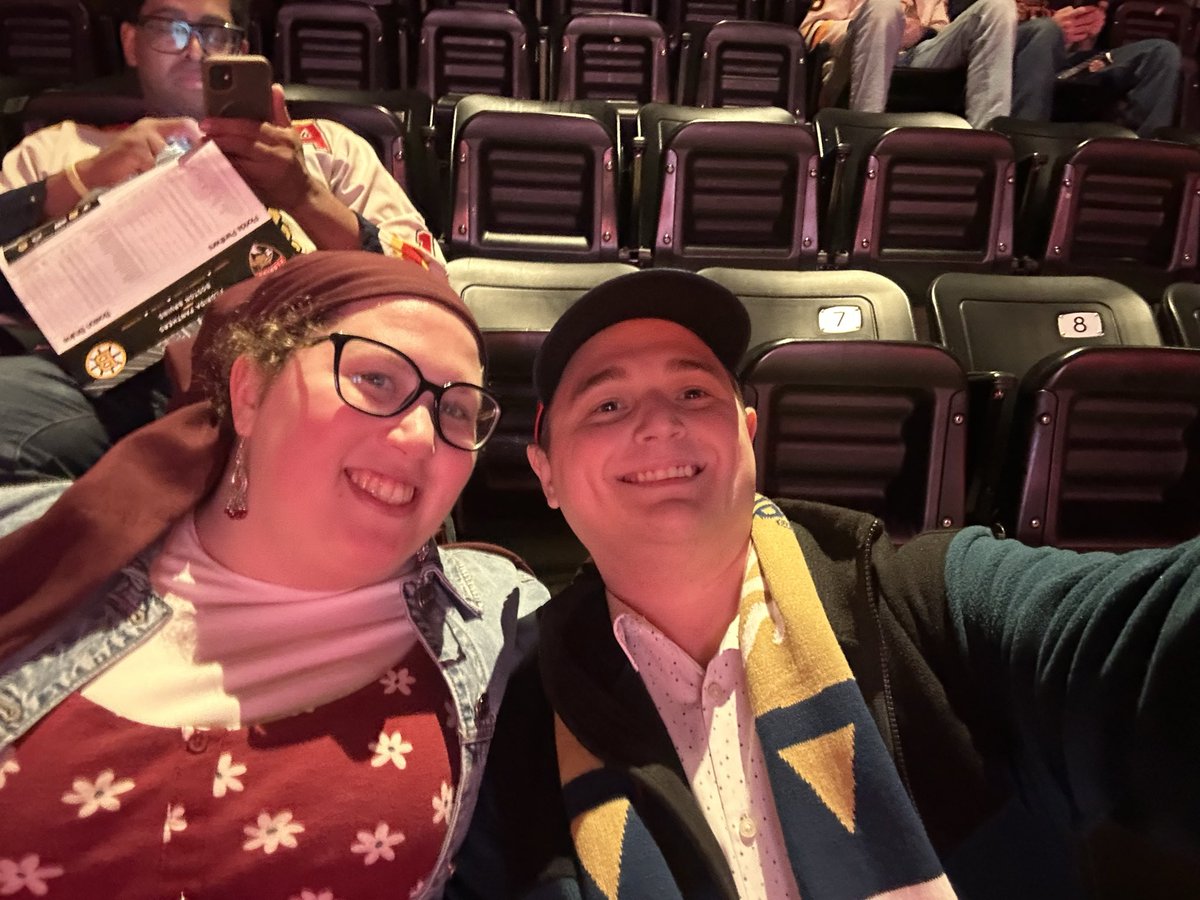 Trainboy100's tweet image. Checking in from behind enemy lines in Balcony 322 with my wife!

@DougPlagens @LindsayBHockey @JamesonCoop 

#WorldFamousFormerTwitterSegment