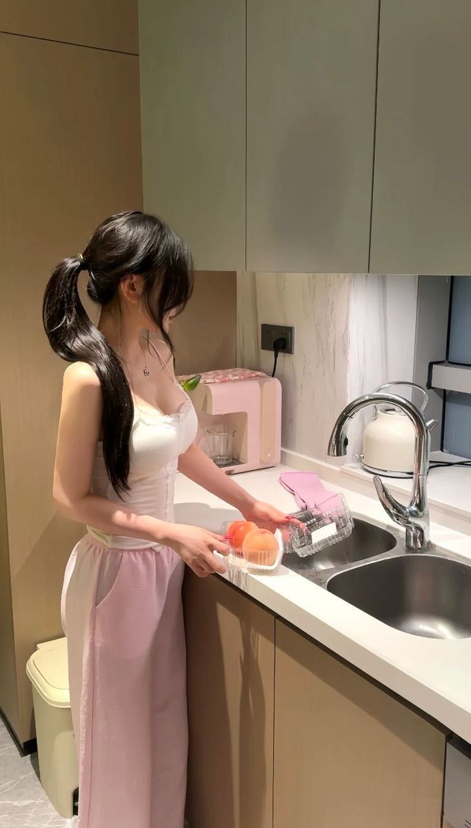 每日链上简报 | 10月22日

比特币：老大哥的稳和不稳
比特币的市值依然是天花板级别，$2.16T，这让它成为加密世界里的“定海神针”。但别看它稳得像个山，最近它的价格波动却让人有点心惊肉跳。24小时跌了 0.0156，7天跌了 0.0237，30天更是跌了 0.0407——这波行情，连老韭菜都得深吸一口气。