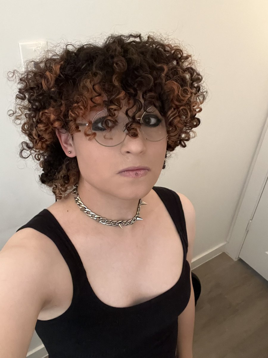 BIGHEAVYSWORD's tweet image. as of today IM a full year on hrt !