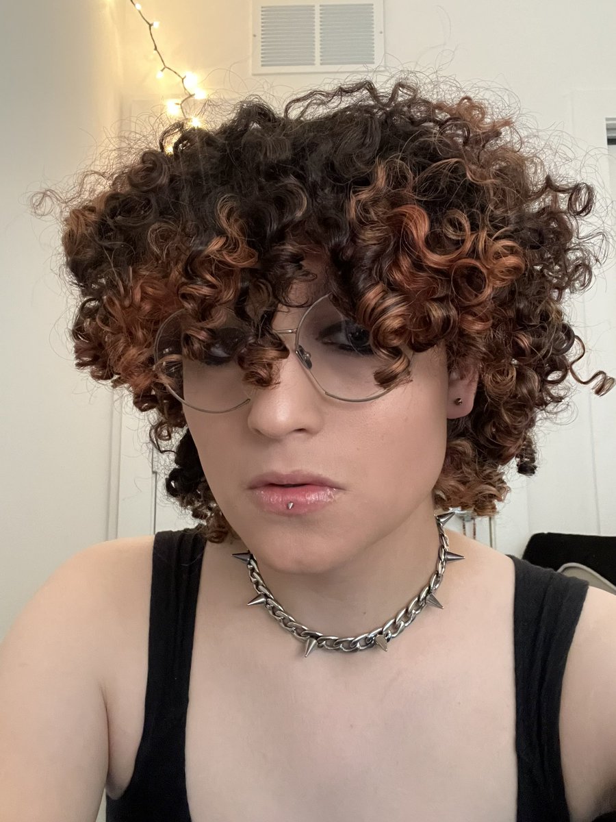 BIGHEAVYSWORD's tweet image. as of today IM a full year on hrt !