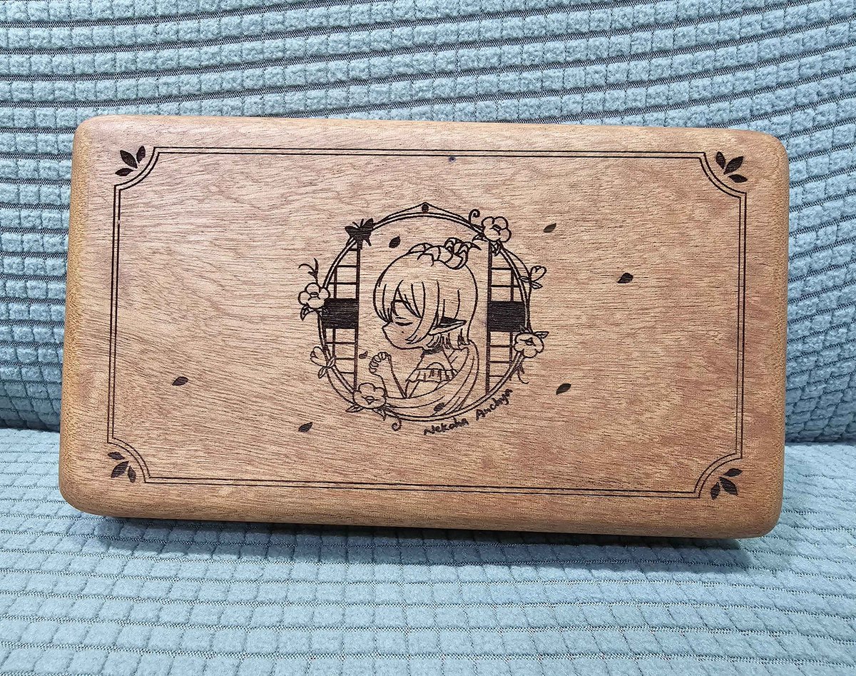 anchya1122's tweet image. ♡晏茶四週年週邊♡預購開跑囉！
這次走唯美風 希望大家喜歡！
目前共2個品項 圖一樣是自己畫的～
 一個迷你氣墊梳子 一個飾品盒
有興趣的歡迎挑看選看喔☆
預購表單下收⬇️