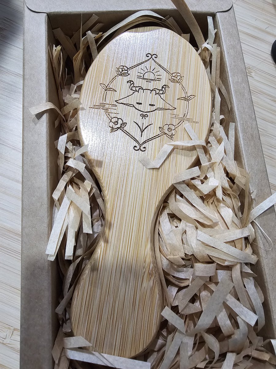 anchya1122's tweet image. ♡晏茶四週年週邊♡預購開跑囉！
這次走唯美風 希望大家喜歡！
目前共2個品項 圖一樣是自己畫的～
 一個迷你氣墊梳子 一個飾品盒
有興趣的歡迎挑看選看喔☆
預購表單下收⬇️