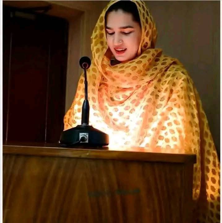 ان سے ملیئے!
ٹوبہ ٹیک سنگھ، پنجاب سے تعلق رکھنے والی خواجہ سرا ٹیچر مس فیضی جو کہ تعلیم و تربیت کے پیشے سے منسلک ہیں اور پاکستان میں ایم فل کرنے والی تیسری خواجہ سرا ہیں... انہیں ان کے گھر والوں نے ٹھکرا دیا تھا کچھ عرصہ روایتی خواجہ سرا حلقوں میں رہیں اور ناچ گانے کا کام کیا پھر