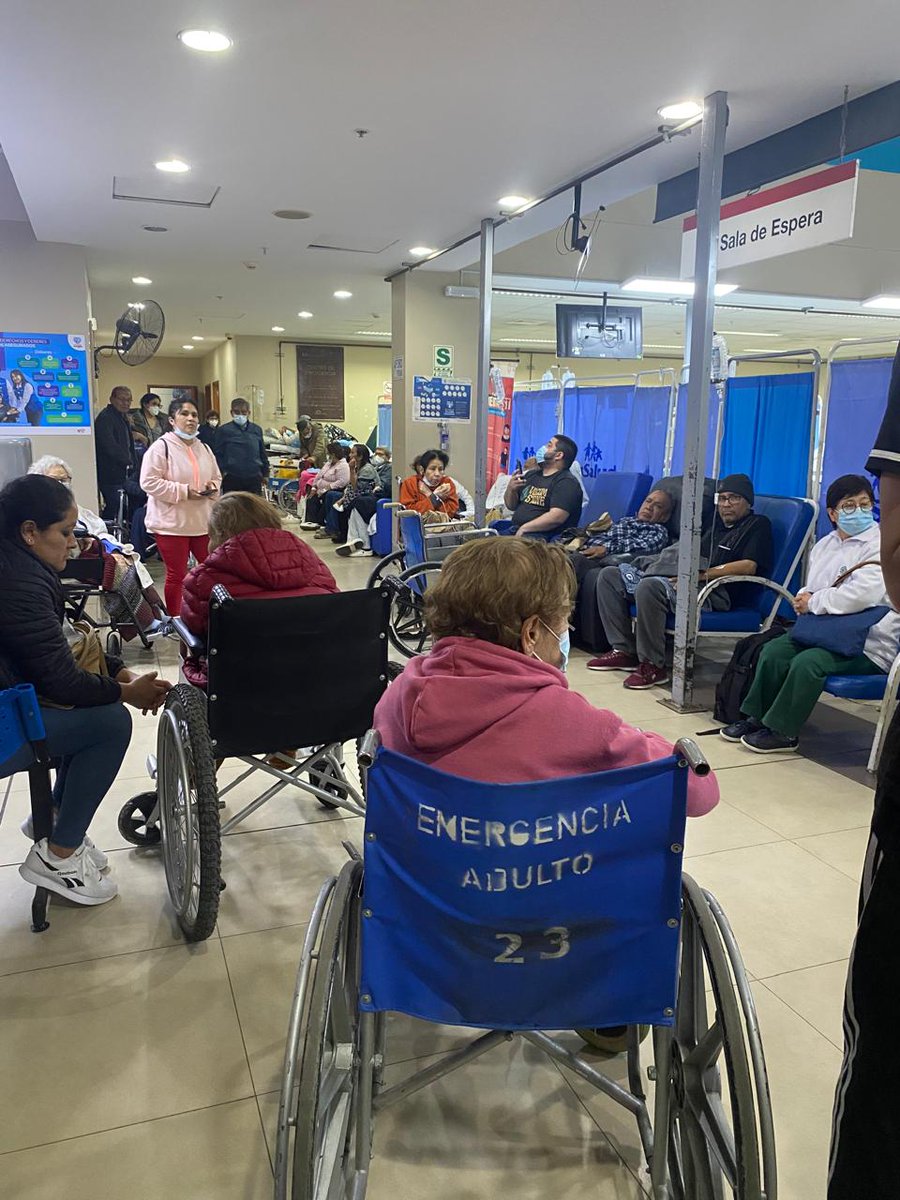 ¡Indignante y vergonzoso! 
Desde las 6.00 p.m. de hoy, los pacientes de emergencia del Hospital Rebagliati de <a href="/EsSaludPeru/">EsSalud Perú</a> permanecen esperando ser atendidos, sin la presencia de ningún médico.

En emergencias, recién se enteran que el Dr. Marín se fue abandonando a sus pacientes