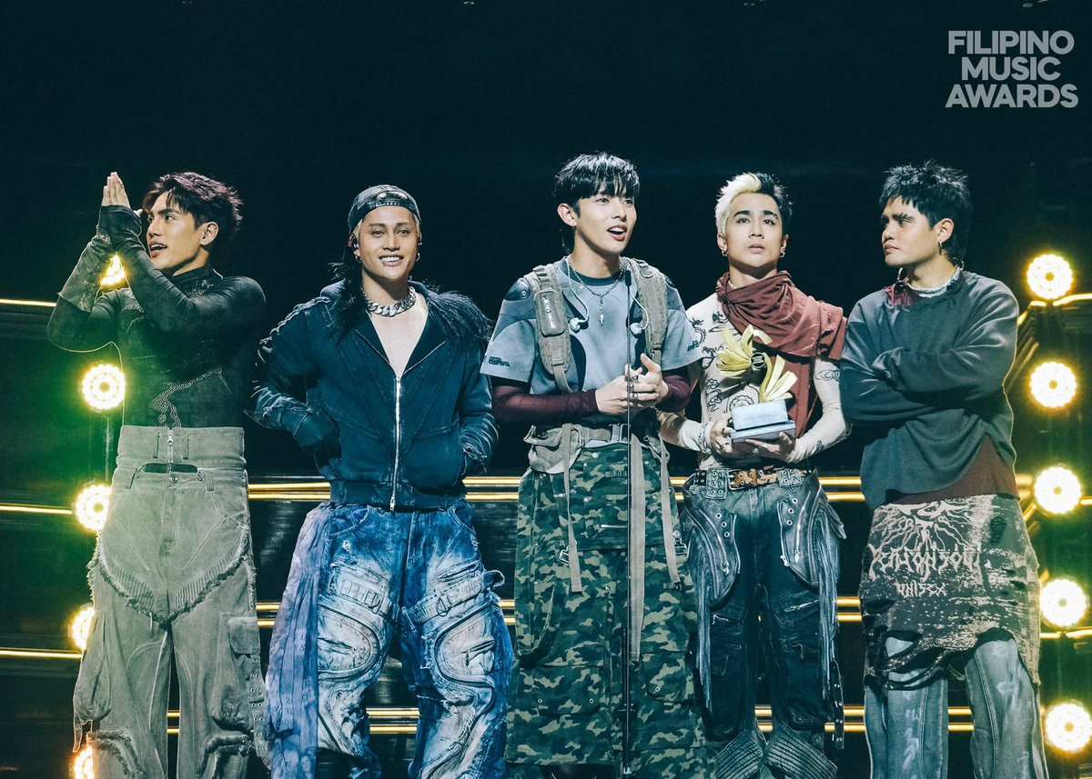 anongskee's tweet photo. As an A’TIN and a Joewah, I’m genuinely so happy for @SB19Official and @cupofjoemusic. 

Let’s celebrate their wins together instead of comparing them. Music connects, not divides.
At pwede namang maging fan ng parehong group, wala naman tayong pinirmahang exclusivity contract. https://t.co/iGzLWipCcB