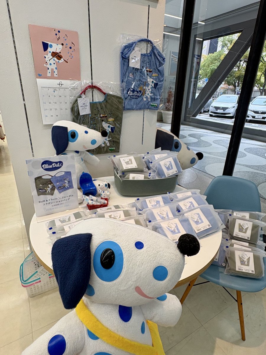 bluedalofficial's tweet photo. おはよう☔️
今日はシルクセンターで1日店長🐶💙
青いイスに座って待ってるよ🐾
一緒に写真撮ってくれたらうれしいな!
#シルクセンター
#ショップアンドギャラリーエクスポート
#BALLCHAIN #ボールアンドチェーン https://t.co/sXnTzkQiDp