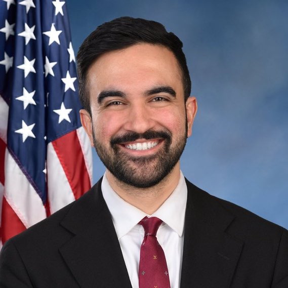 الهجوم على ممداني يكشف خوف المؤسسة السياسية من الجيل الجديد الذي يجرؤ على التفكير خارج الصندوق.
ما يزعجهم ليس أصله أو دينه، بل شجاعته في تحدي النظام القديم.
#ممداني