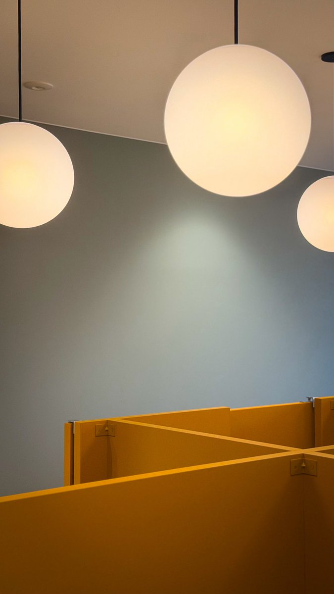 youji_no_shiro's tweet image. 都内で工事が進む保育園現場確認。
住宅街に建つ事からスケール感を周辺住宅に合わせて、更に道路に面した所はフェンスを止めて緑化。
内部はこども達が様々なスタイルで過ごせる場所が点在してます。

#hibinosekkei
#youjinoshiro #daycare #kindergarten
#nursery #保育園 #こども園 #日比野設計