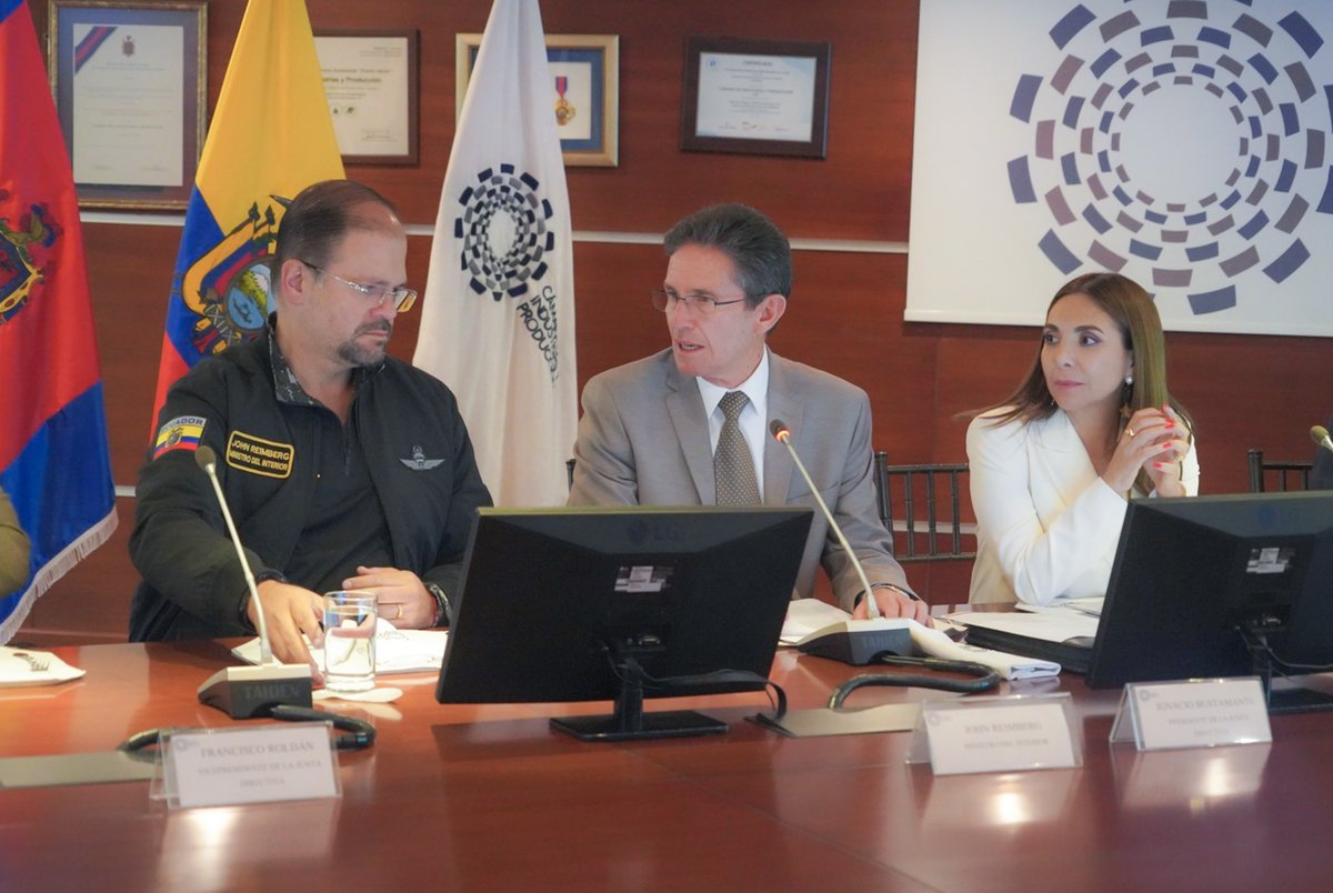 📢 #Hoy la Junta Directiva de la #CIP recibió al ministro del <a href="/MinInteriorEc/">Ministerio del Interior Ecuador 🇪🇨</a>, <a href="/JohnReimberg/">John Reimberg</a>, y a <a href="/Diego_Molano/">Diego Molano Aponte</a> exministro de Defensa de #Colombia y analista político, en una sesión de diálogo sobre seguridad, institucionalidad y los efectos de las recientes paralizaciones en el
