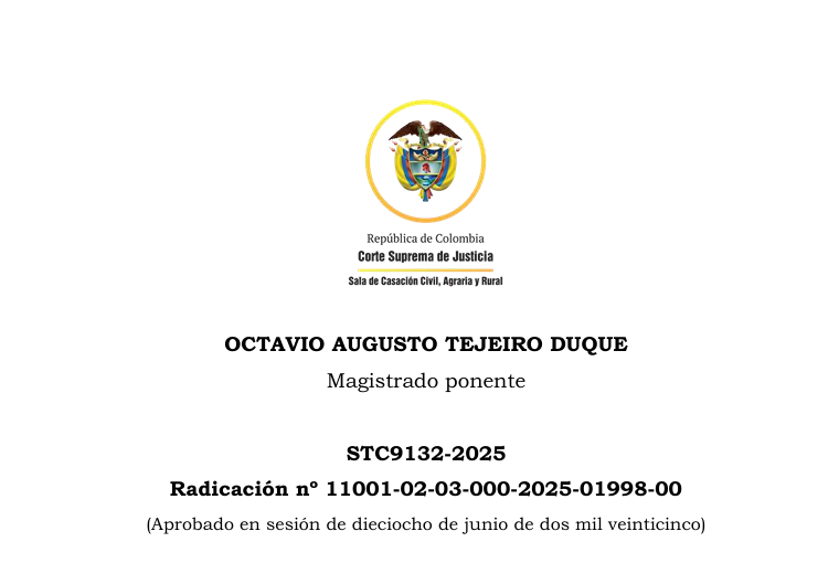 JurisprudenCol's tweet photo. Criterios de valoración para evaluar la extemporaneidad en su presentación, cuando el servicio de justicia se presta a través de las tecnologías de la información y la comunicación

La controversia se centra en determinar si la impugnación fue presentada oportunamente mediante correo electrónico institucional, conforme a las disposiciones legales que regulan el uso de medios tecnológicos en la administración de justicia. En su análisis, la Corte parte de una revisión sustancial del artículo 109 del Código General del Proceso, así como de las normas técnicas y jurídicas que gobiernan el uso del correo electrónico institucional como canal oficial de interacción procesal, conforme a la Ley 2213 de 2022 y los acuerdos del Consejo Superior de la Judicatura. De esta manera, precisa que el análisis sobre la presentación oportuna de memoriales en entornos digitales exige valorar la prueba del envío del mensaje, las condiciones técnicas del medio empleado, y los factores que pueden interferir en la recepción del mismo por parte de la autoridad judicial, lo cual no puede estar exclusivamente atado a la constatación de su ingreso a la bandeja de entrada del despacho judicial.

La Corte considera que el Tribunal accionado incurrió en un defecto fáctico al ignorar la prueba documental aportada por el apoderado de la parte actora: una captura de pantalla del mensaje de datos remitido el 7 de abril de 2025, con asunto y destinatarios identificados, incluyendo direcciones electrónicas institucionales. Este medio probatorio, amparado por la presunción de autenticidad conforme al artículo 247 del CGP, no fue objeto de valoración razonada, ni contrastado debidamente con los elementos recaudados en el expediente. Por el contrario, se desestimó su eficacia con fundamento exclusivo en una validación unilateral realizada por la Mesa de Ayuda del Consejo Superior de la Judicatura, sin que dicho informe fuera sometido al principio de contradicción.

El fallo también identifica un defecto procedimental, derivado del uso inadecuado de mecanismos probatorios. La autoridad accionada centró su análisis únicamente en el ingreso del mensaje a los servidores de correo institucional, desatendiendo los precedentes de esta Corporación (https://t.co/MMZ5hwSIP2. STC3406-2023, STC16733-2022), que indican que el envío del mensaje y las causas que impidan su recepción deben ser examinadas integralmente. En consecuencia, el Tribunal omitió decretar pruebas conducentes y pertinentes que permitieran esclarecer la ocurrencia del envío del memorial, así como los obstáculos técnicos que pudieron impedir su recepción en el buzón del despacho judicial.

Por otra parte, se advierte que el Tribunal valoró de manera indebida la certificación técnica expedida por la Mesa de Ayuda, la cual se limitó a examinar la existencia de trazabilidad del correo en los servidores de la Rama Judicial, sin contemplar la infraestructura externa desde la cual se realizó el envío. De igual forma, la Corte reprocha que dicho documento no se haya sometido al conocimiento de las partes, impidiendo el ejercicio pleno del derecho de defensa. Tal circunstancia vulnera el principio de contradicción y desnaturaliza el carácter dialógico propio del proceso judicial, más aún cuando la certificación en cuestión fue determinante para adoptar la decisión de rechazo.

A partir de estas consideraciones, la Corte concluye que el Tribunal accionado incurrió en múltiples yerros que afectaron de forma grave el debido proceso del accionante. Así, se concede el amparo constitucional solicitado, y en consecuencia se deja sin efectos el auto proferido el 25 de abril de 2025, que rechazó la impugnación por extemporánea. Se ordena al Tribunal que, en el término de cuarenta y ocho (48) horas, decrete y practique las pruebas que resulten necesarias para verificar los hechos relativos al envío del memorial, así como las condiciones técnicas que pudieron impedir su recepción, conforme a los lineamientos jurisprudenciales reseñados.

Finalmente, el fallo ordena que, una vez recaudadas dichas pruebas en el término de cinco (5) días, se pongan en conocimiento de los intervinientes para su contradicción dentro de los tres (3) días siguientes, tras lo cual el Tribunal deberá proferir la resolución definitiva que resuelva la cuestión del control de legalidad.

Portal de actualización Jurisprudencial. Solicita tu suscripción aquí 👉https://t.co/hR4jxUQIQA