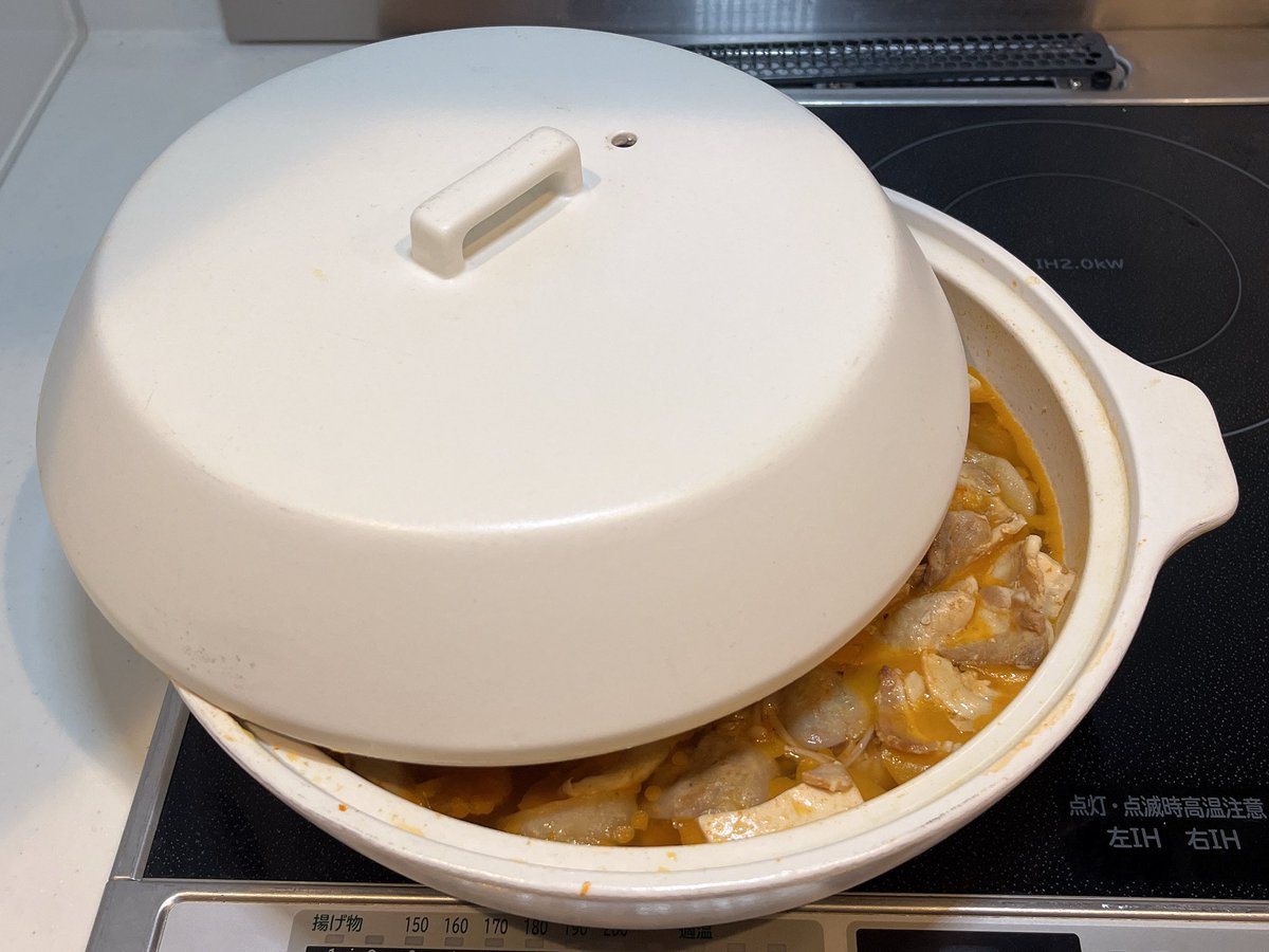ChoCho_hack's tweet photo. 鍋の季節になりましたね。
野菜をたっぷり入れたキムチ鍋を作りました。
KINTOの土鍋は長年活躍してくれています。
#腸活
#土鍋 https://t.co/CI5Aa8sTTk