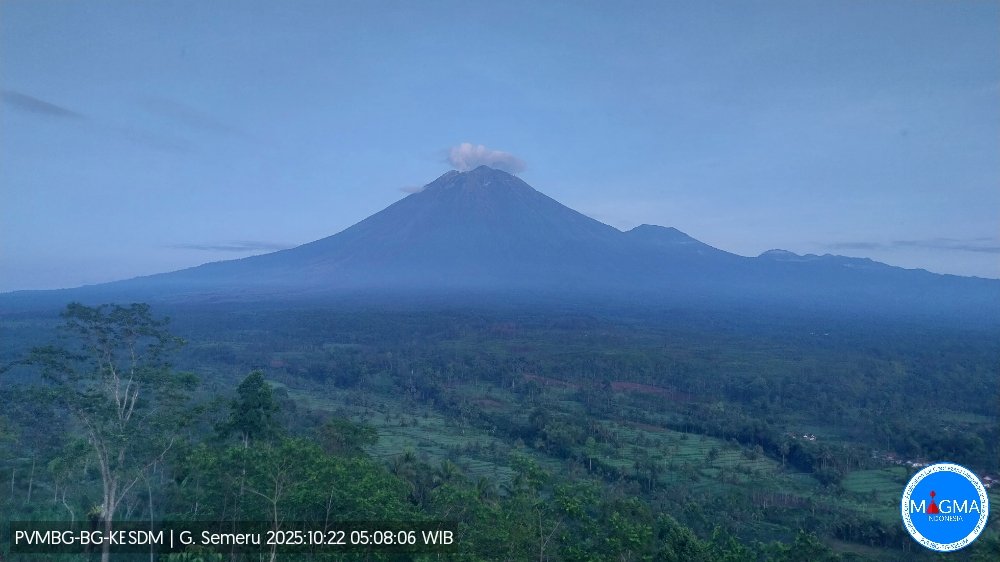 Terjadi erupsi G. Semeru pada hari Rabu, 22 Oktober 2025, pukul 05:07 WIB tinggi kolom abu teramati ± 500 m di atas puncak. Erupsi terekam di seismograf dengan amplitudo maksimum 21 mm dan durasi 88 detik. magma.esdm.go.id/v1/gunung-api/… via <a href="/id_magma/">MAGMA Indonesia</a>