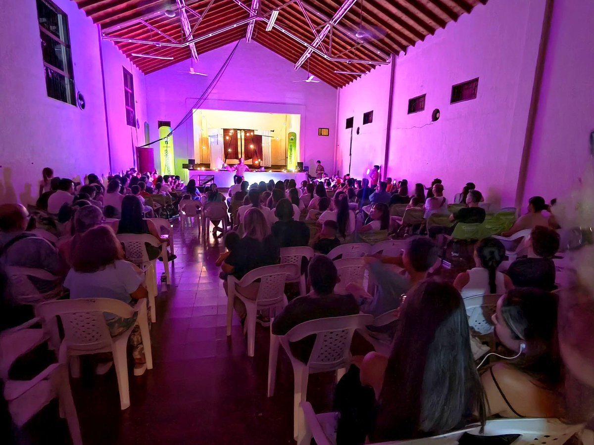 🎭✨ El teatro llenó de magia a Santa Fe de Antioquia

El Teatro Bertha se convirtió en un escenario de fantasía con la presentación de la obra “Sueños entre Páginas”, un maravilloso espectáculo del grupo invitado Volaré, que encantó a niños.

🟢#SantaFedeAntioquiaEsRenovación