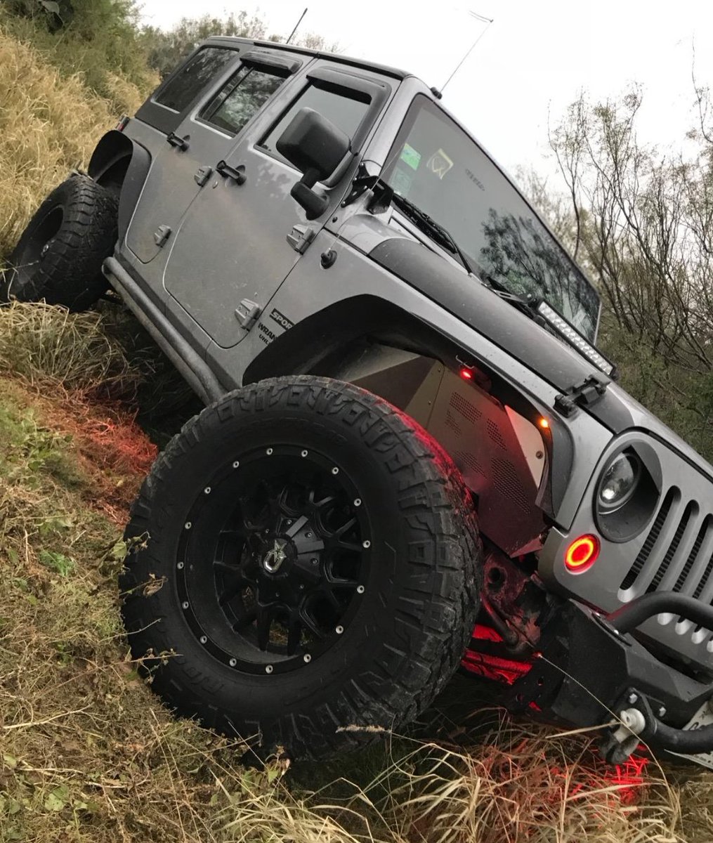 RedWolf_19's tweet image. Add some lite 🏮

#twisted #Tuesday #Jeeplife