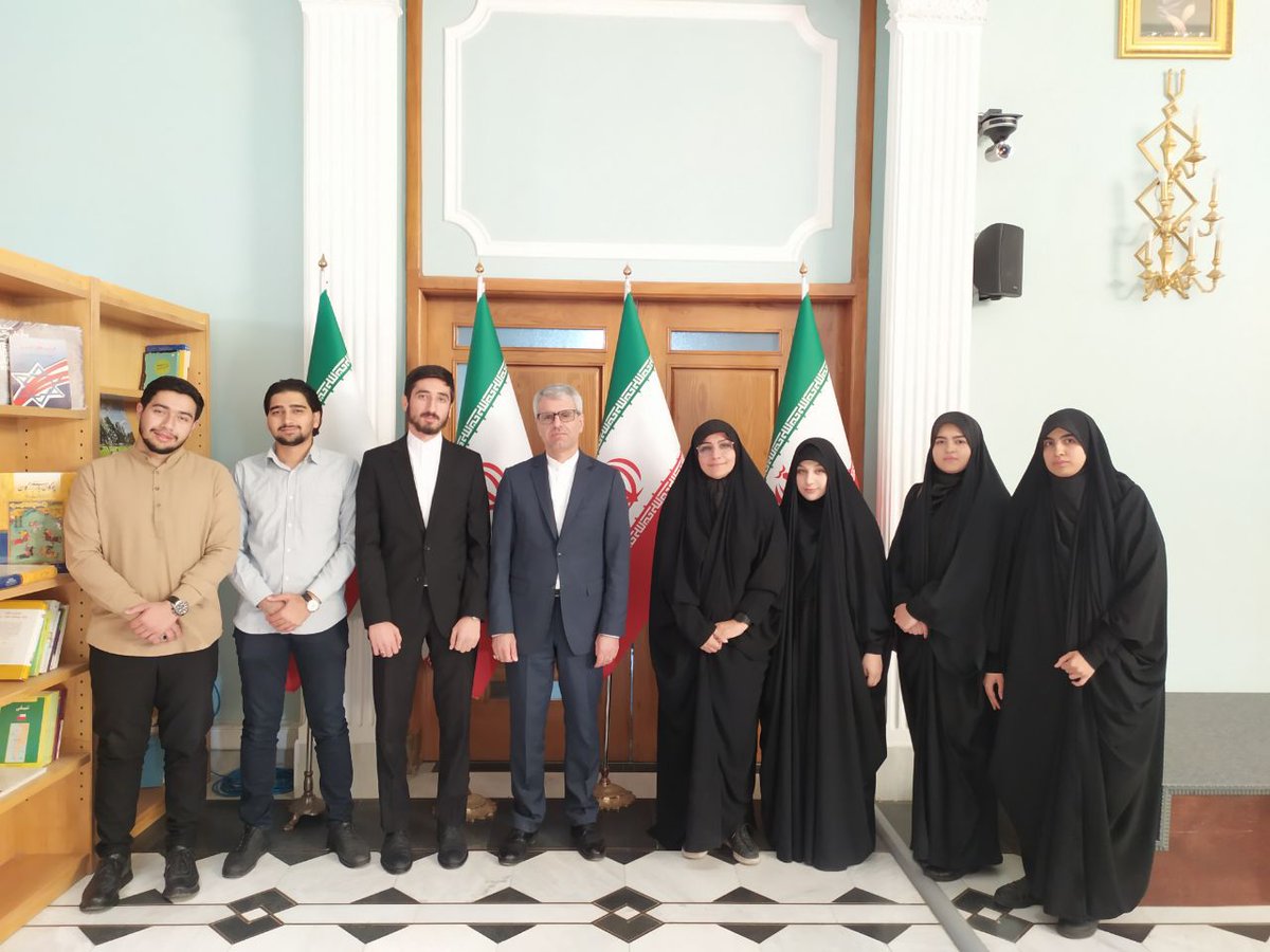 اسماعیل بقائی، سخنگوی وزارت امور خارجه، روز دوشنبه ۲۸ مهرماه ۱۴۰۴ میزبان معاون فرهنگی و اجتماعی #دانشگاه_شاهد و جمعی از دانشجویان این دانشگاه در نشست هفتگی سخنگویی بود. پس از این نشست نیز در قالب  گفتگویی صمیمی پاسخگوی سؤالات ایشان راجع به ماموریت های وزارت خارجه و مسائل حوزه
