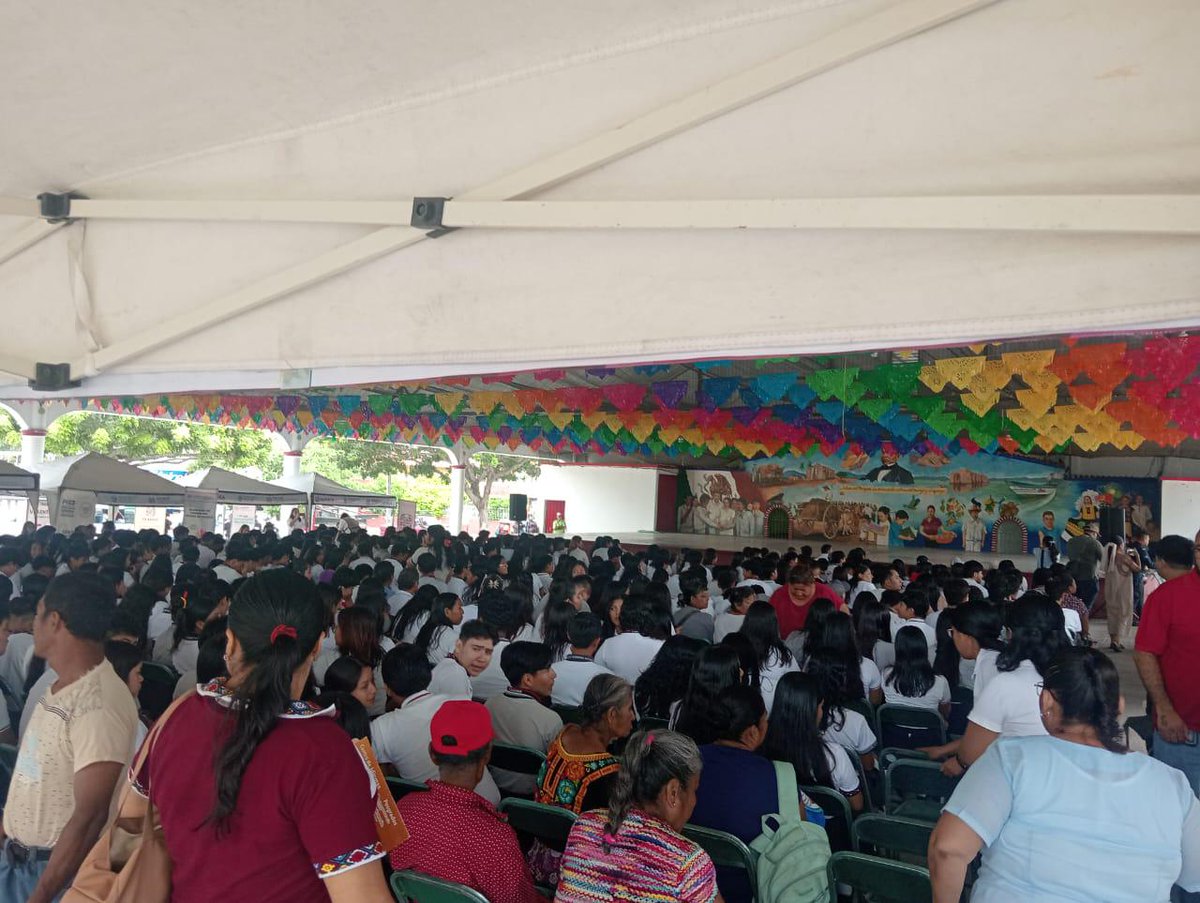RegCivil_GobOax's tweet photo. En Jalapa del Marqués, el @RegCivil_GobOax acompañó las Jornadas de Paz y Justicia para Mujeres, Adolescentes y Niñas.

Con asesorías e impresión de actas, reafirmamos nuestro compromiso con un servicio cercano, humano y con perspectiva de género. 
#PrimaveraOaxaqueña https://t.co/iYGhWa8uWi