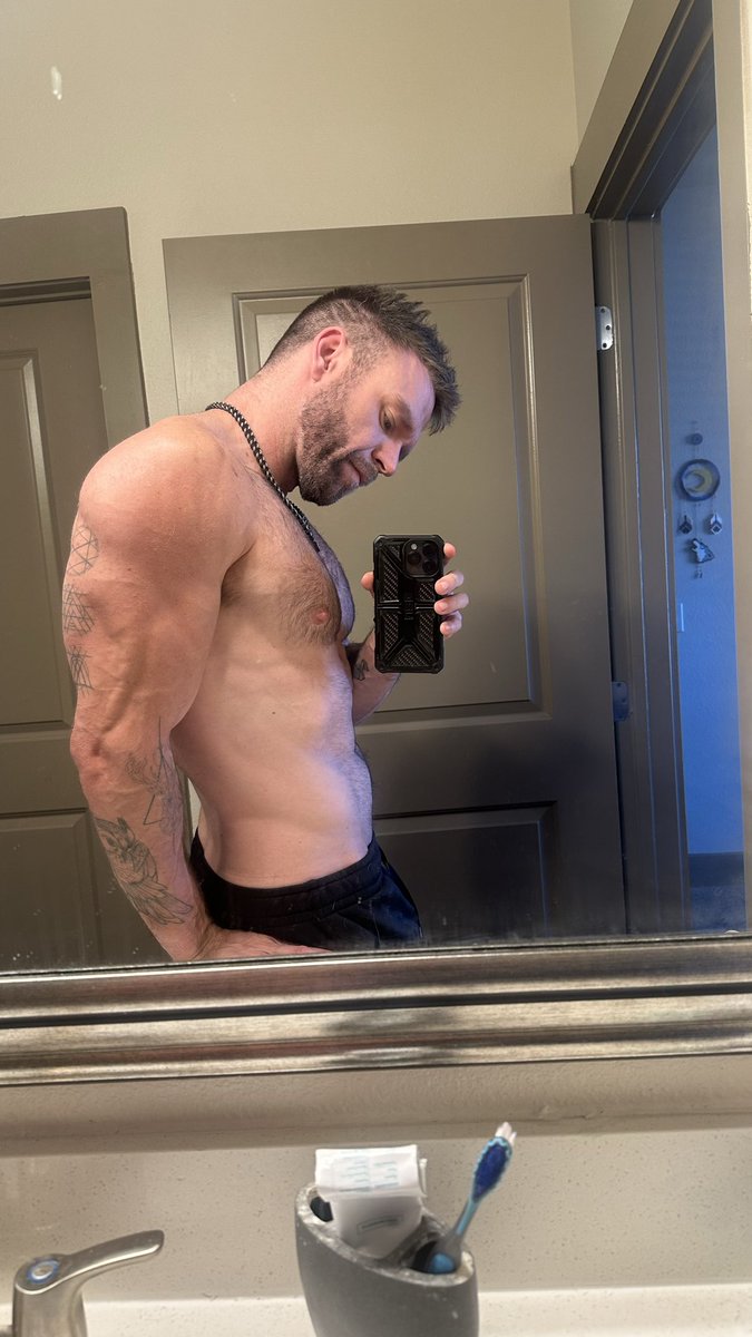 Lean bulk in full swing. Growing out top of hair. Just need a good boy to worship it. 😏
