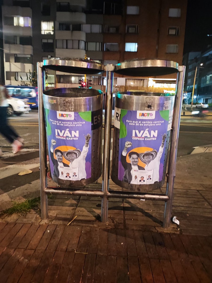 Reporto contaminación visual sobre la Carrera 7 con Calle 60 <a href="/luciabastidasu/">Lucía Bastidas Ubate</a>

 <a href="/IvanCepedaCast/">Iván Cepeda Castro</a> no ensucie el mobiliario de la ciudad, ¡respete!