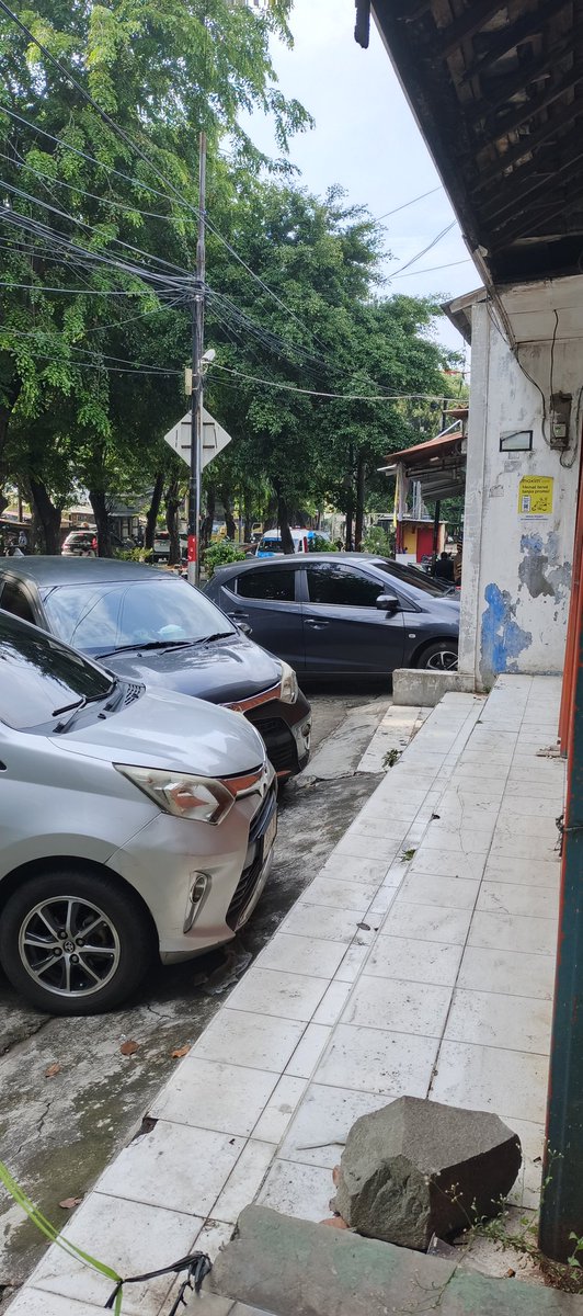 Semakin hari semakin mepet, semakin menghalangi pintu aktivitas, bukan mobil kita, mohon solusi <a href="/dishubjakarta/">Dinas Perhubungan DKI Jakarta</a> <a href="/DKIJakarta/">Pemprov DKI Jakarta</a> lokasi KRT Radjiman, Rawabadung, Jakarta Timur
