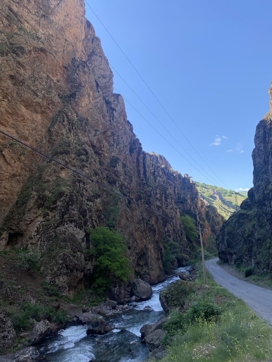 Yüksek dağların ardında kaldı hayallerimiz.. Rüzgar bile dönemiyor vadilerden, çünkü her esintide bir hatıra, her taşın altında bir anı, her adımda bir sızı var…