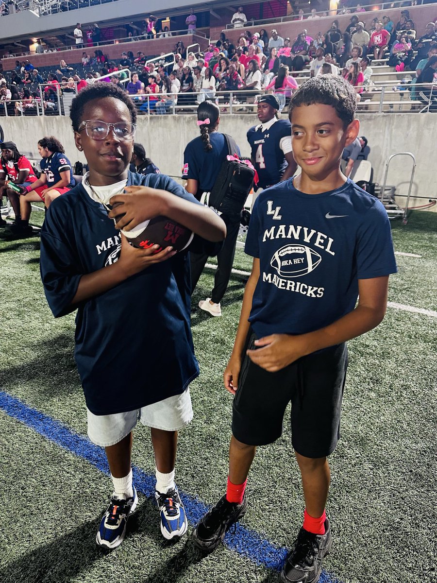 Ball boys…to Our Future Mavs! 
QB Reed
RB Mosley 
These young men &amp; their team played an outstanding game! 

<a href="/CoachKirkMartin/">Kirk Martin</a>
<a href="/ManvelHS/">Manvel High School</a>
<a href="/AlvinISDAth/">Alvin ISD Athletics</a>
 <a href="/ManvelHSabc/">Manvel HS Booster Club</a> 
#recruitmanvel #family