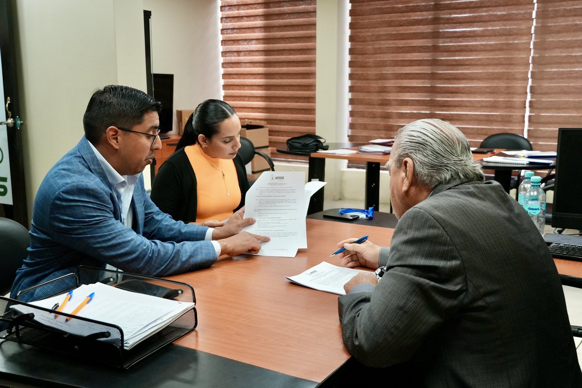 Hoy se suscribió la renovación del Convenio de Gestión Interinstitucional para la Prestación de Servicios de Salud entre la Unidad de Hemodiálisis de Los Ríos y el #IESS. 

El acto se desarrolló en la Dirección provincial del IESS Los Ríos, encabezado por el Dr. Eloy Ramírez,