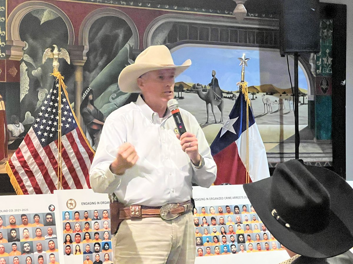 slocumfortexas's tweet image. Sheriff Roy Boyd of Goliad County, Texas visited Cypress tonight at the Cherry Tree Club & explained to everyone exactly what has been happening near the border.
God Bless Patriots like Roy willing to stand up and fight against organized crime & cartels wreaking havoc in Texas.