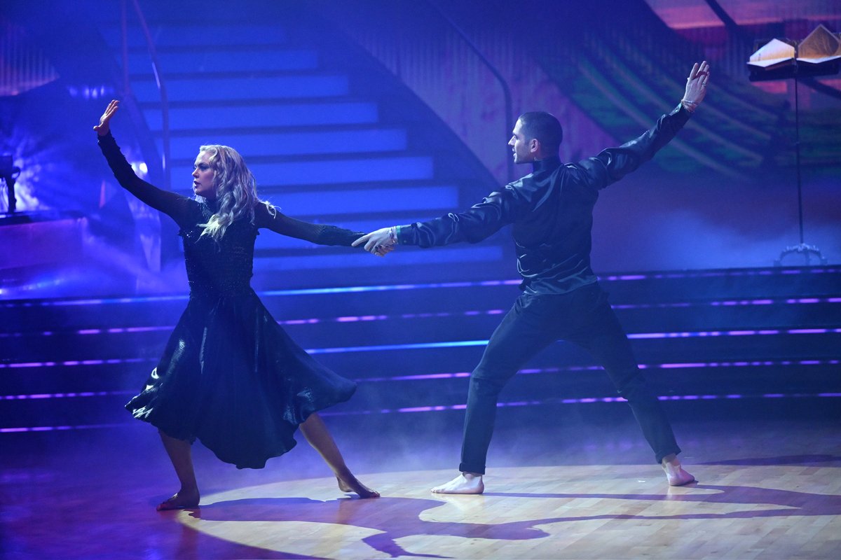 officialdwts's tweet photo. Something has changed within us because of Elaine Hendrix and Alan Bersten’s thrillifying #WickedNight Contemporary! 🧹🤩 #DWTS https://t.co/AtZ8kozsBe