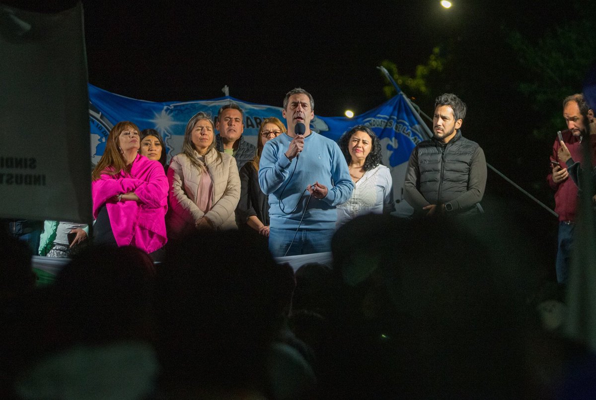 ¡Gracias, Trelew! 🔥

Vivimos una maravillosa noche de cierre junto a mis compañeras de lista <a href="/LorenElisaincin/">LORENA ELISAINCIN</a> , Ale Duhalde y miles de vecinos y vecinas que llenaron de esperanza esta noche. 

El domingo tenemos la oportunidad de dar vuelta la página de esta historia que tanta