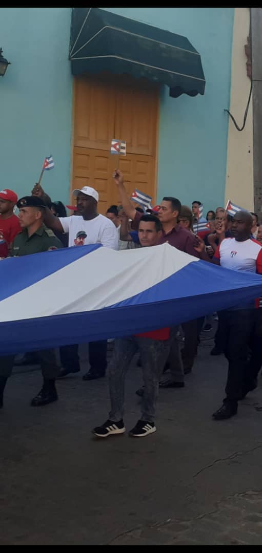 WalterNoris's tweet photo. Reeditamos hoy en #Camagüey la histórica marcha encabezada por #Fidel tras la traición de Hubert Matos. Allí nació la convicción de Camilo: “Hombres pueden traicionar, pero los pueblos no, y menos el de Camagüey”, símbolo de lealtad revolucionaria. https://t.co/AAJqbbu1OO