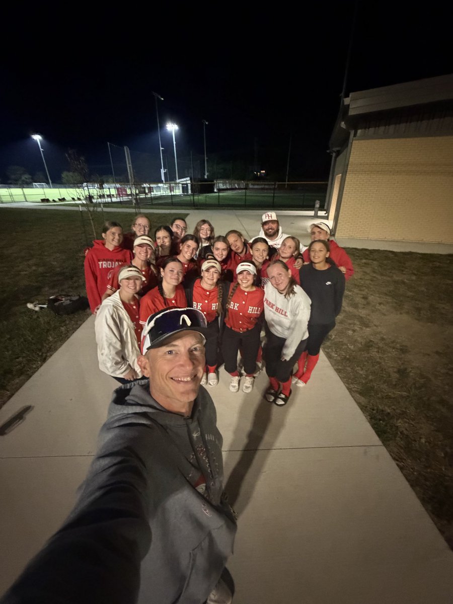 Trojans 🥎 season comes to an end. 24-9 overall, it was a fun ride! Luv this crew!