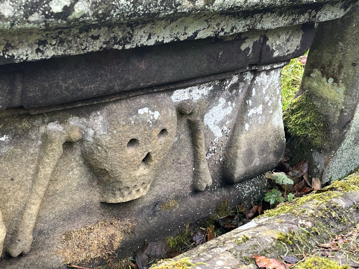 BirnieLinzi's tweet photo. Can’t believe this was my first visit to #Duffus. There are some really splendid #MementoMori. #Skull #HourGlass #Bell https://t.co/5DRaoefs4g