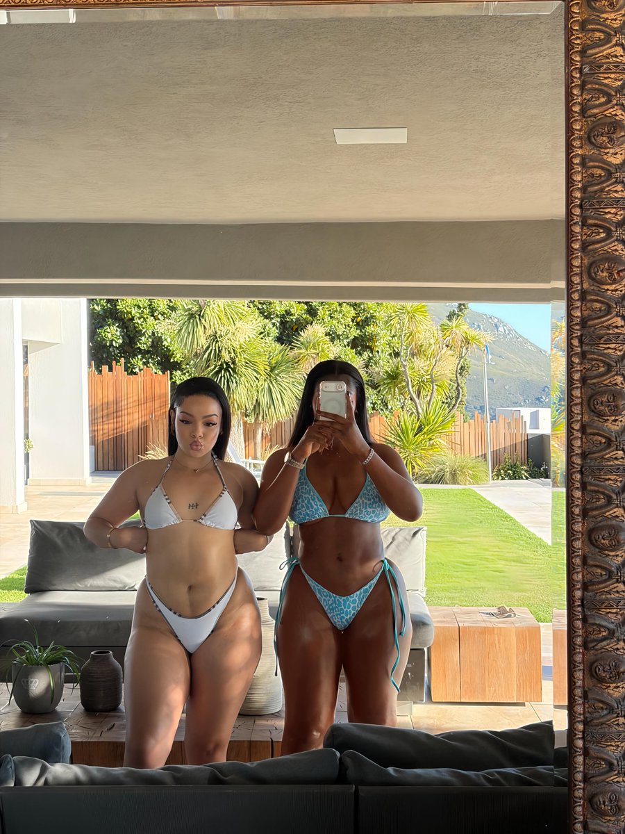 __hali_'s tweet image. Just two African baddies minding our glow 🫶🏽