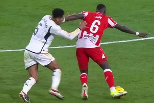 Bri_an2's tweet image. Wait Madrid fans are crying about a Olympiacos player slapping Casado?
But according to them this was a foul so which one is it?