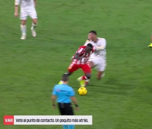 Bri_an2's tweet image. Wait Madrid fans are crying about a Olympiacos player slapping Casado?
But according to them this was a foul so which one is it?