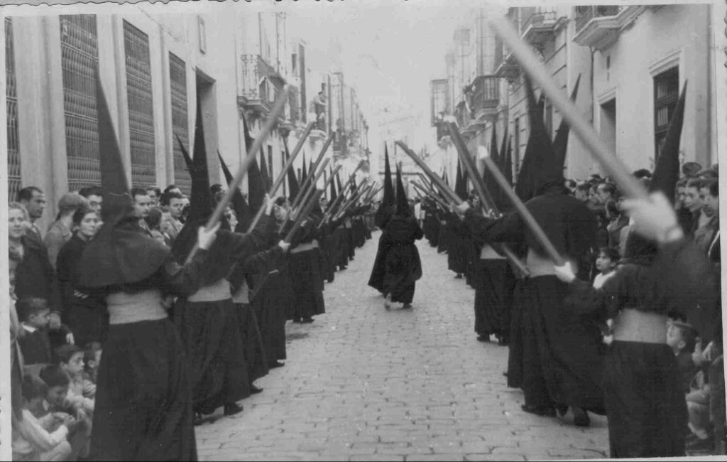 🟪⬛️ 𝟭𝟱𝟬 𝗔Ñ𝗢𝗦 𝗟𝗔𝗕𝗥𝗔𝗡𝗗𝗢 𝗡𝗨𝗘𝗦𝗧𝗥𝗔 𝗛𝗜𝗦𝗧𝗢𝗥𝗜𝗔   ⬛️🟪⁣
 ⁣
𝘚𝘢𝘭𝘢 2. 𝘓𝘢 𝘊𝘰𝘧𝘳𝘢𝘥í𝘢, 𝘶𝘯 𝘴𝘦𝘭𝘭𝘰 𝘪𝘯𝘤𝘰𝘯𝘧𝘶𝘯𝘥𝘪𝘣𝘭𝘦.⁣
⁣
En nuestra exposición, "Las Penas. Ápice y Excelso", tendremos una sala que contará con piezas patrimoniales del