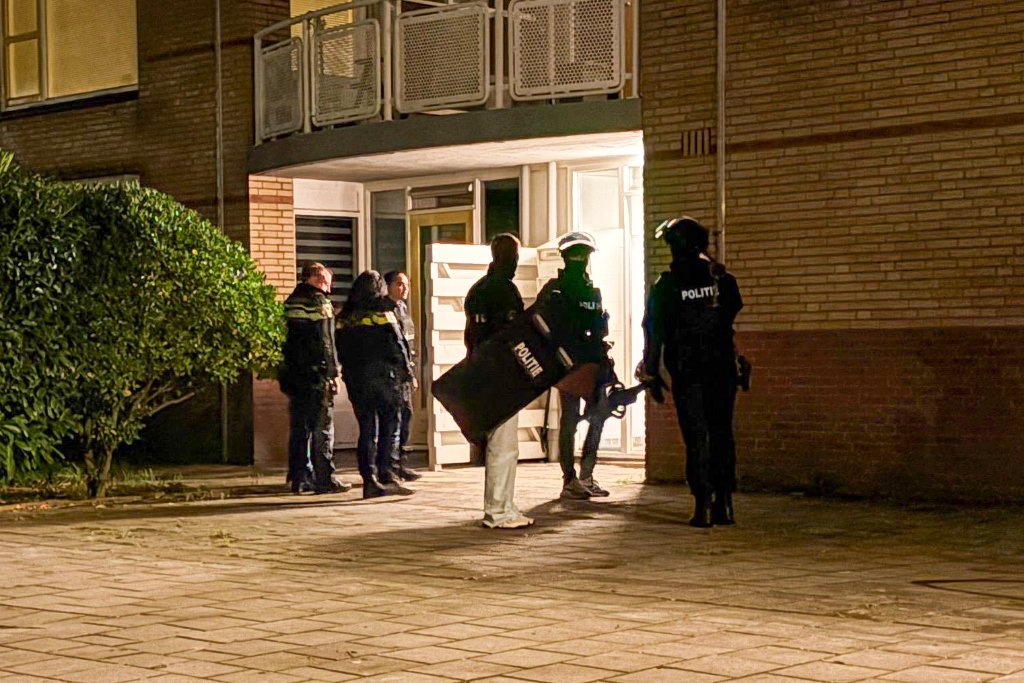 Politie valt woning Vlaardingen binnen