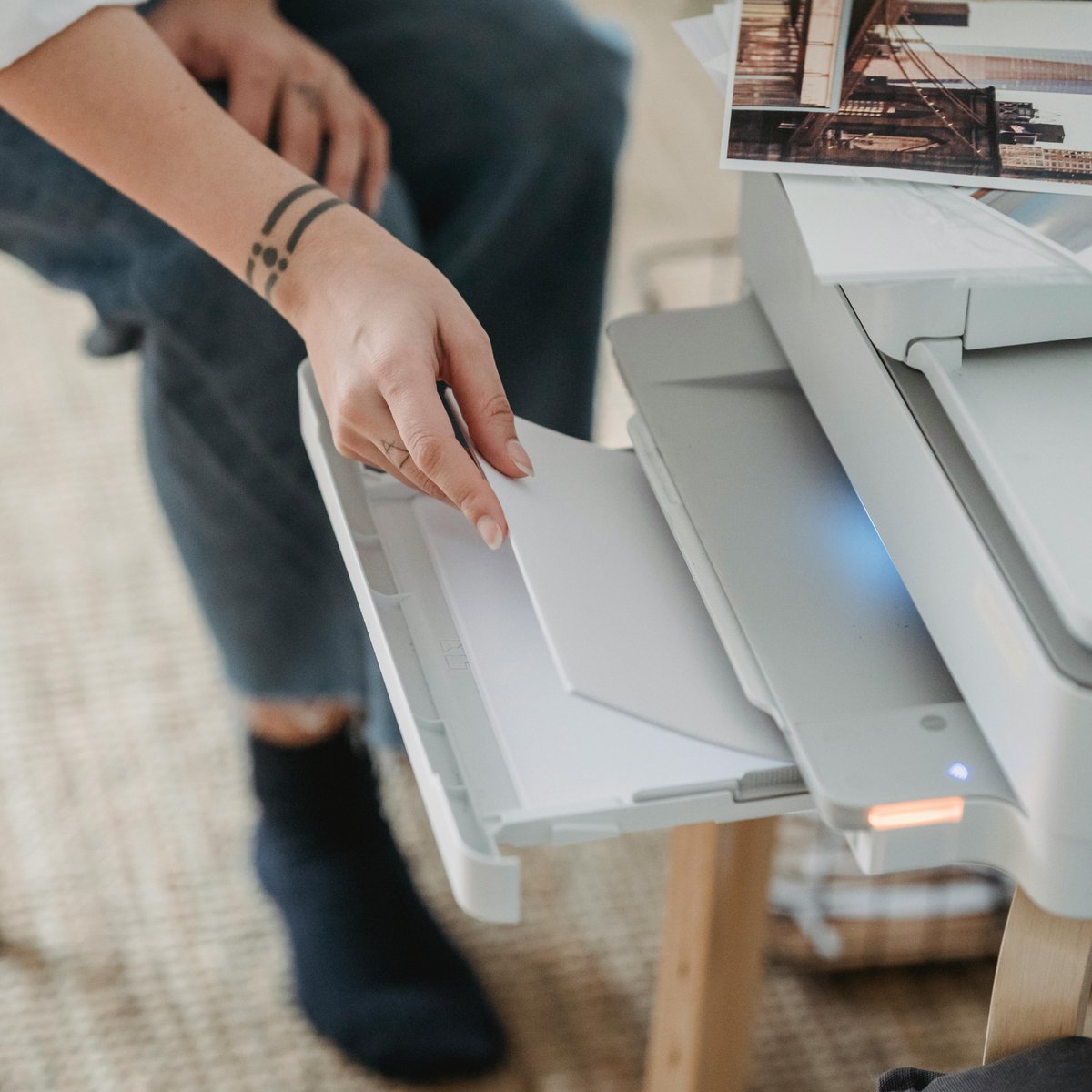 CedarGraphics's tweet image. Why is US letter paper 8.5&quot; x 11&quot;? 🤔

The size was officially adopted as a US nat&apos;l standard by the ANSI in the 1920s, and President Reagan reinforced it for government use in the 80s! It&apos;s a key piece of print history.

#PaperFacts #PrintHistory #DesignCuriosity #CedarGraphics