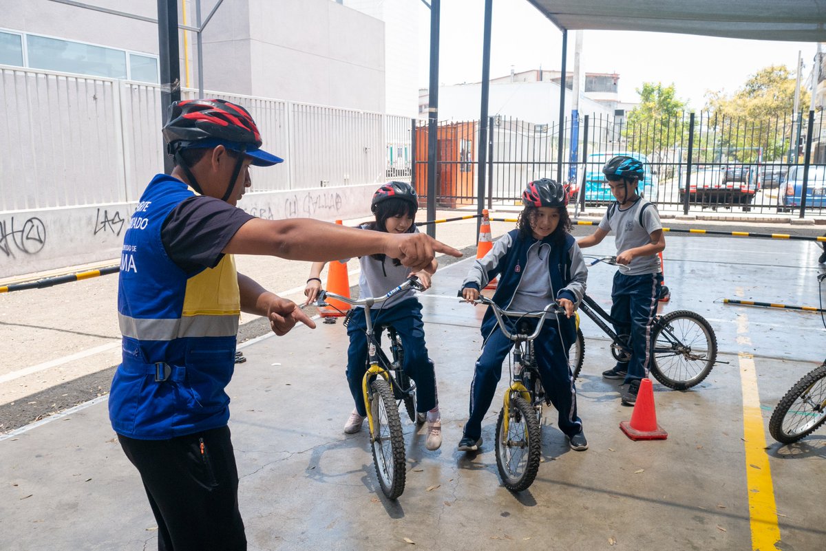 ¡Los alumnos del San Antonio de Padua se subieron a la bici! La Escuela de Ciclismo Urbano llegó a Jesús María para enseñar a más de 180 estudiantes a pedalear con seguridad y responsabilidad. 🚦✨
💪 Aprendieron sobre educación vial, mecánica básica y convivencia en la vía.