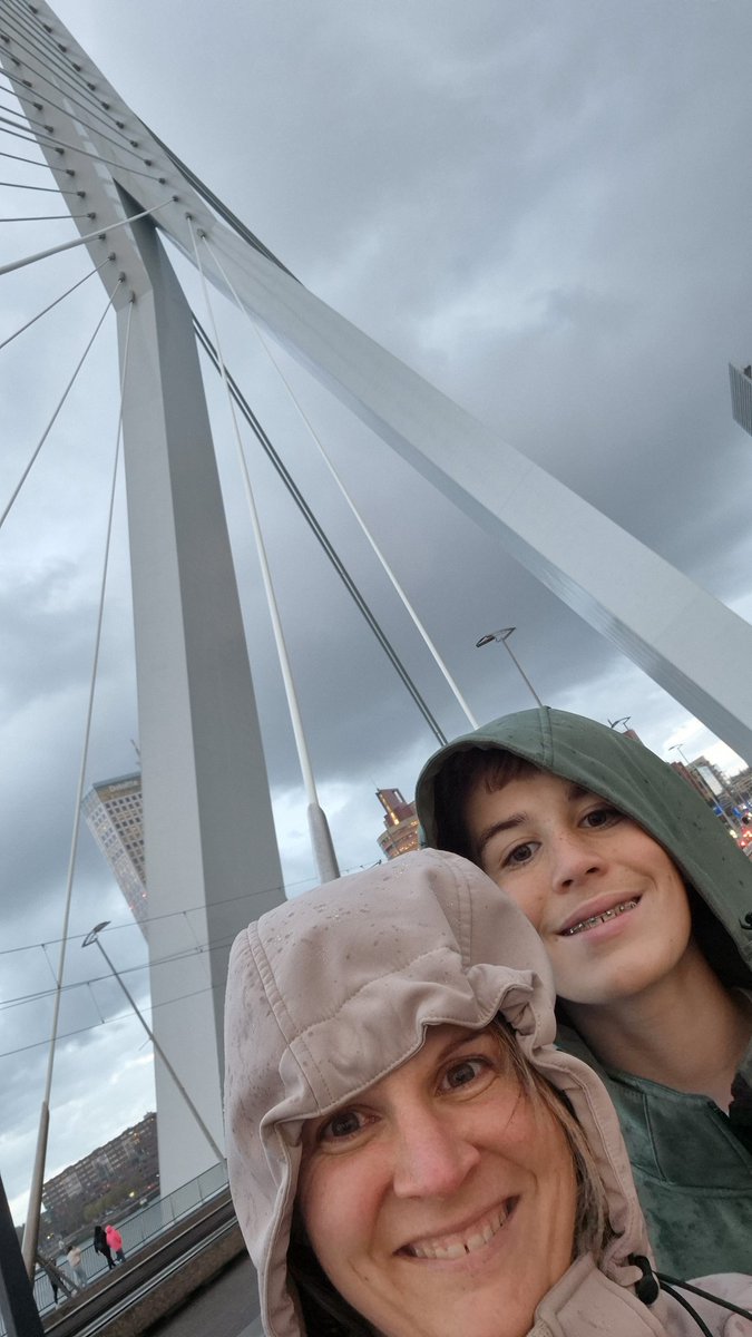 vaatzusterOK's tweet photo. Zelfs in de regen is het een prachtige stad #uitjemetdeoudste #euromast #splashtours #shoppen #metro #tram #foodandfun https://t.co/ZuYYRoDeC9