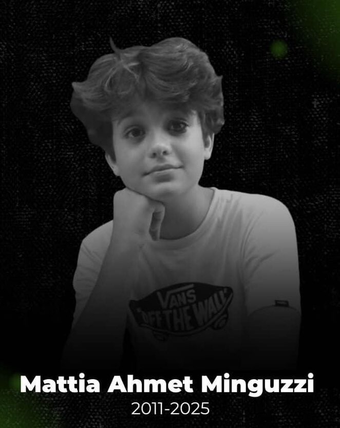 Gözlerinden masumiyet akan, sevgi dolu anne babasının gözünün nuru bir çocuk, alışveriş yaparken sebepsiz yere ve sadece eğlence olsun diye  insanların gözlerinin  önünde  bıçaklanarak öldürülüyor, cansız bedeni tekmeleniyor. Canilere bu da yetmiyor, katlettikleri Ahmet’in