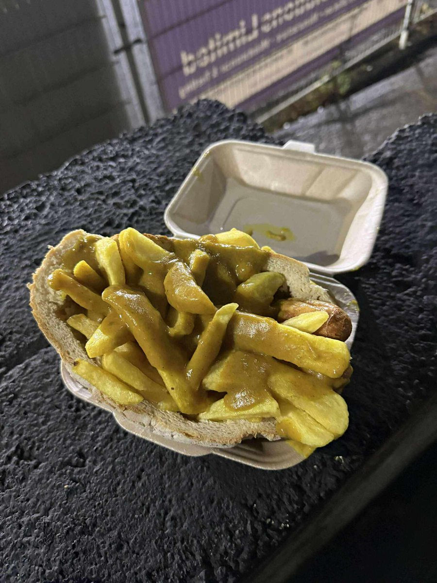 The famous <a href="/MerthyrTownFC/">The Martyrs</a> cob 😍

Sausage , chips &amp; curry sauce in a cob plus a drink for £7.50 

<a href="/FootyScran/">Footy Scran</a>