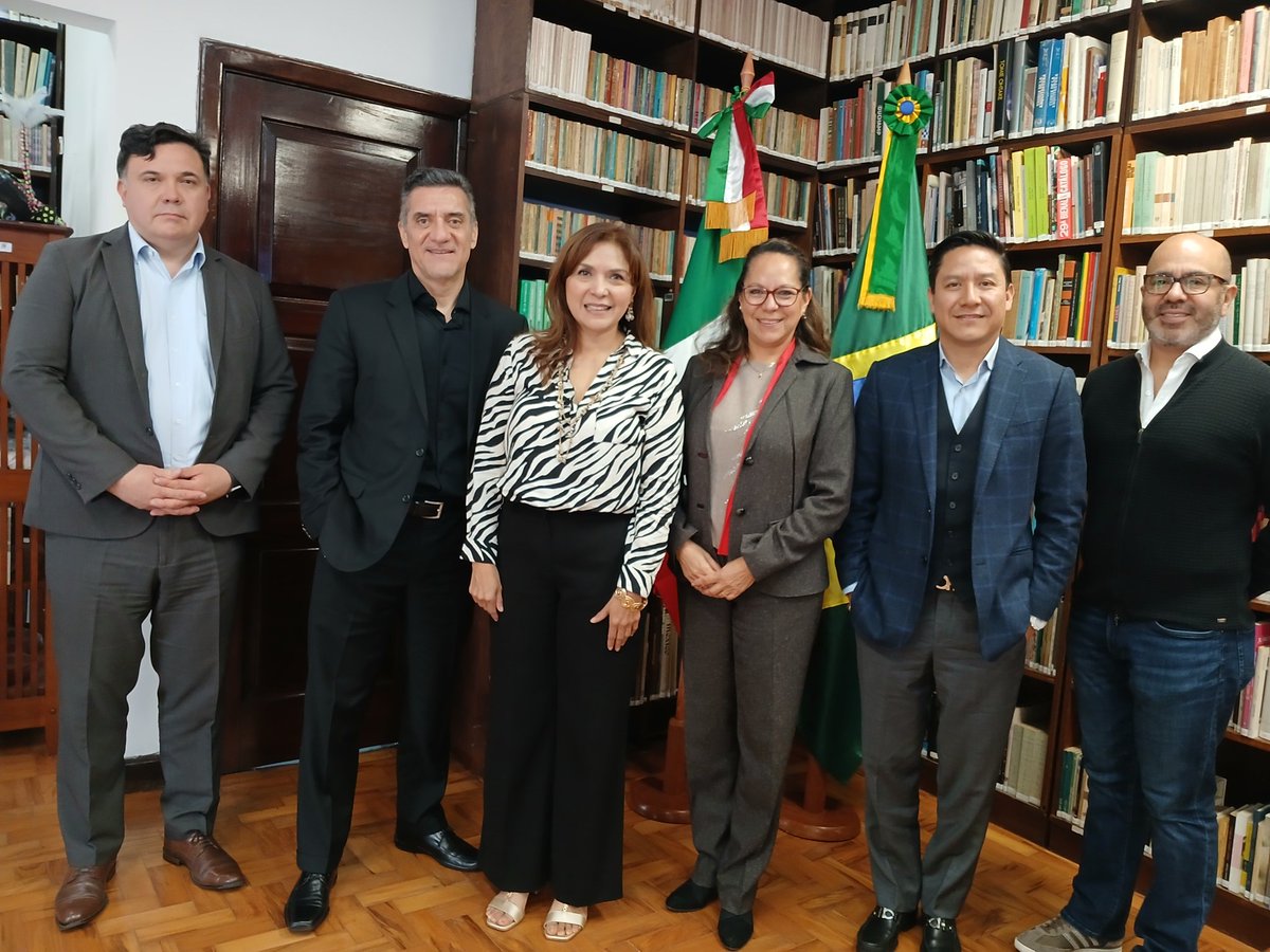 ConsulMexSao's tweet photo. Hoy recibimos a la Presidenta de @FranquiciasAMF Betsy Eslava para explorar oportunidades para franquicias mexicanas🇲🇽 en Brasil🇧🇷 junto con el capítulo local de la @RedGlobalMX

Vistamos también la @abfranchising para estrechar lazos en la industria brasileña. https://t.co/v1kDSoieoC