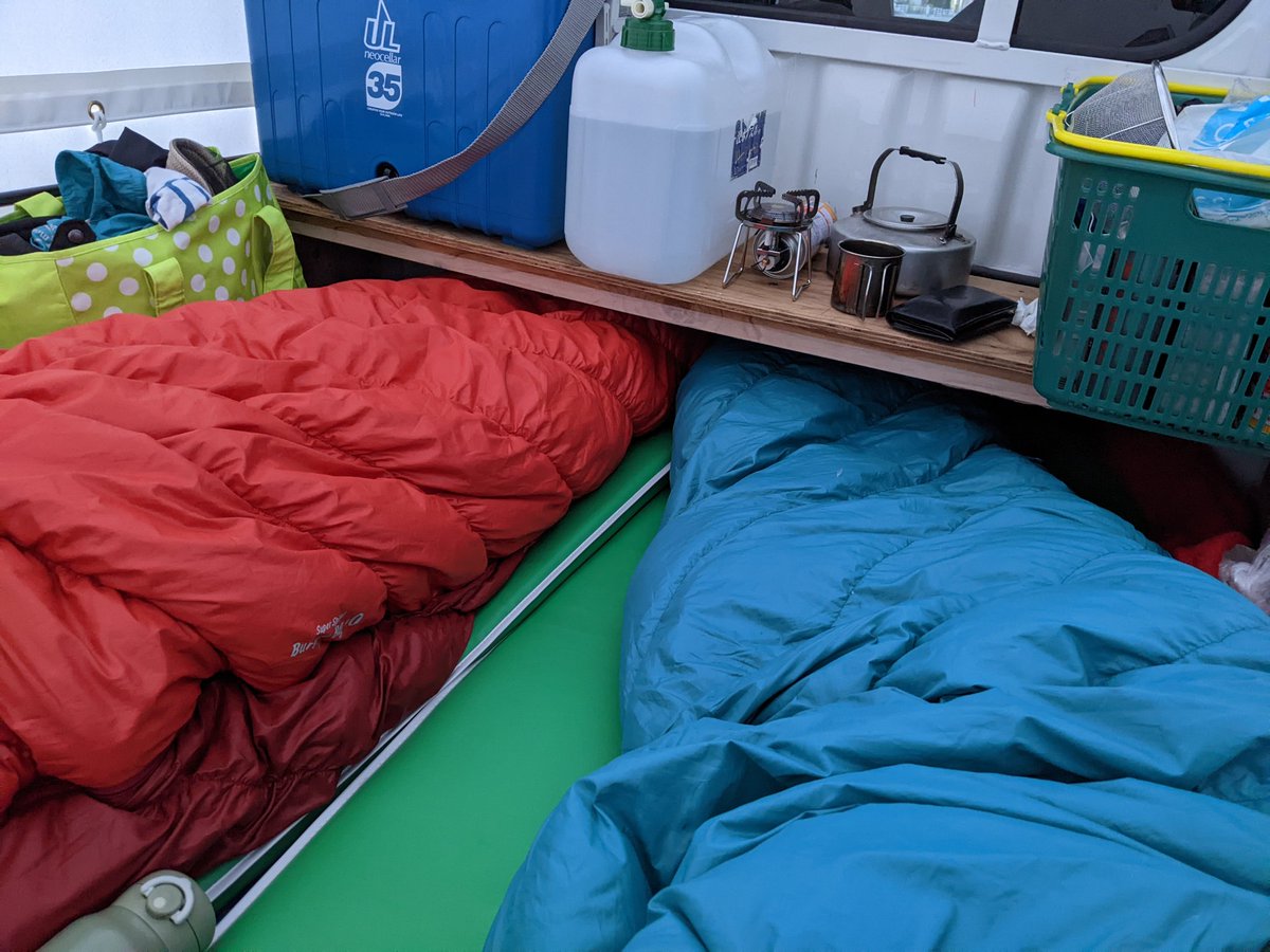 軽トラの荷台で目覚める夫婦